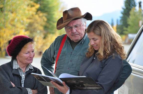 Encontro com o fotógrafo de ursos alemão e sua esposa na Alaska Highway, no Yukon, no Canadá